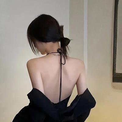 她在这里